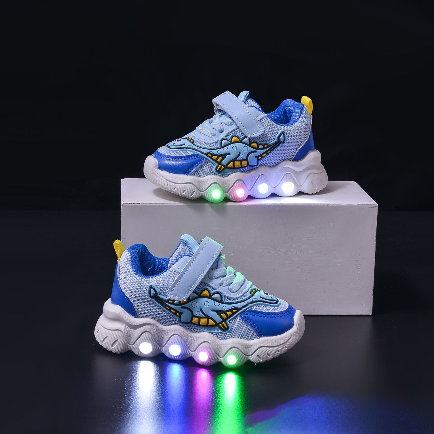 Spring New Style Dinosaur Led Light Sneakers for Boys and Girls Spring & Fall New Mesh Breathable Casual Light Shoes for Children