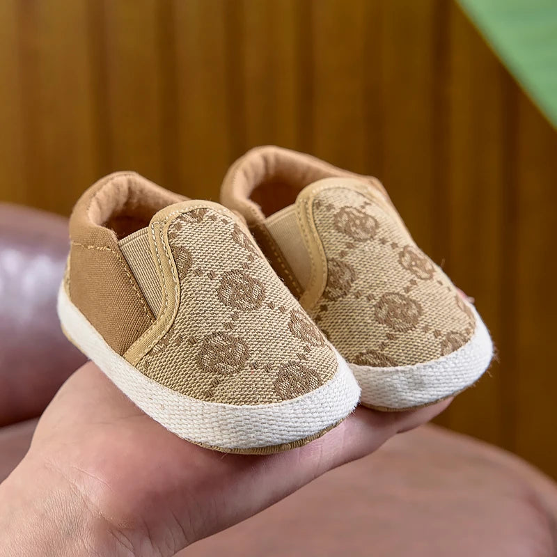Cloth Shoes for Boys and Girls, Suitable for Spring, Autumn, and Summer, 0-1 Year Old, Soft-Soled, Fashionable, Casual Slip-On Walking Shoes, Suitable for Both Indoor and Outdoor Use