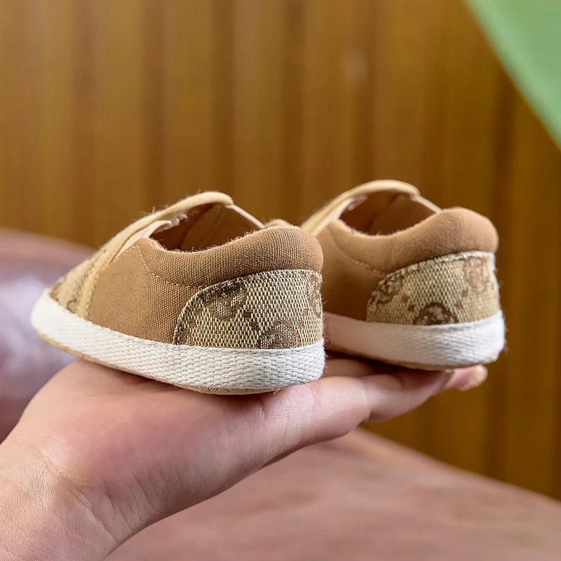 Cloth Shoes for Boys and Girls, Suitable for Spring, Autumn, and Summer, 0-1 Year Old, Soft-Soled, Fashionable, Casual Slip-On Walking Shoes, Suitable for Both Indoor and Outdoor Use