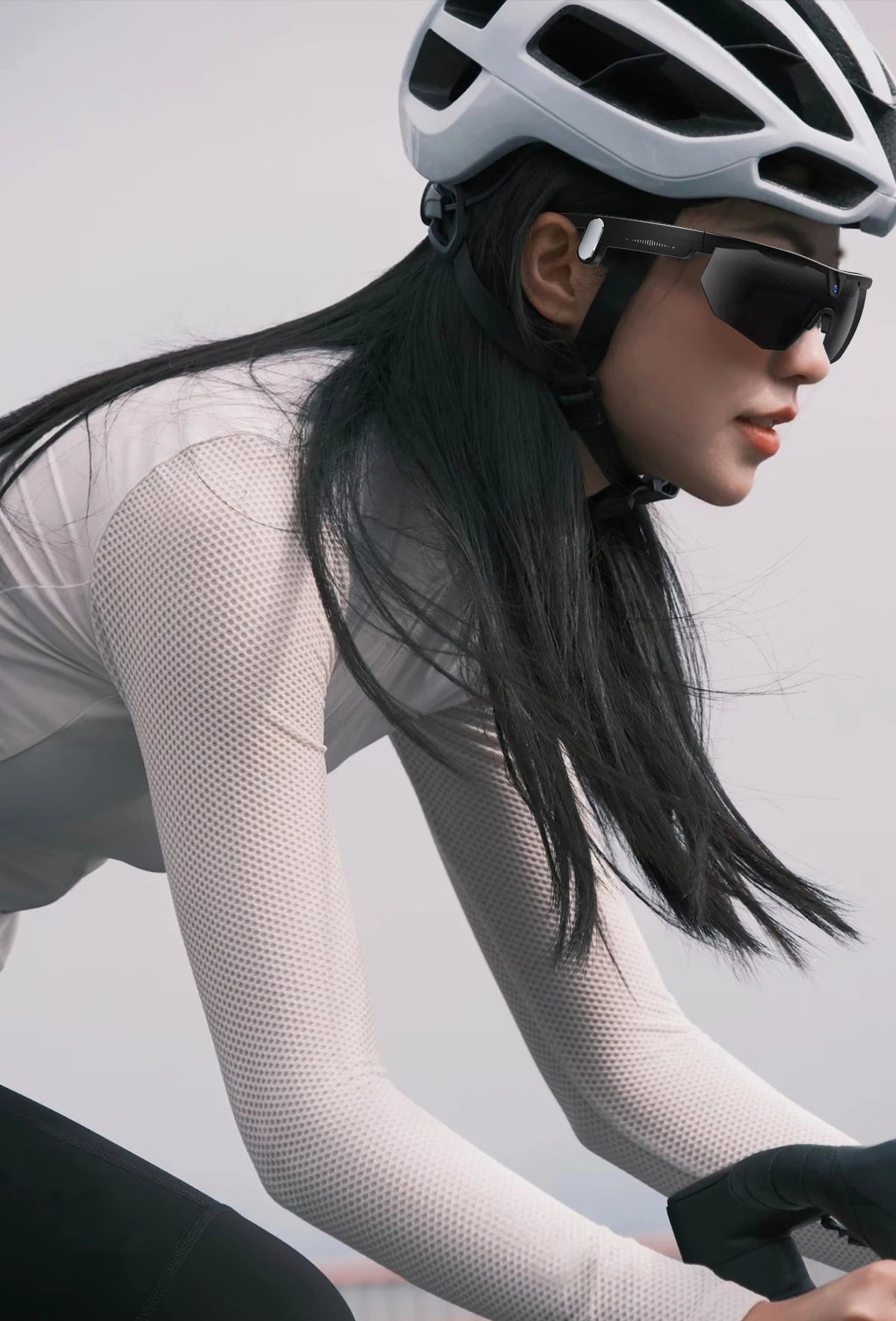 New AI smart glasses for outdoor cycling featuring an 800p camera and a compact, high-definition anti-shake action camera