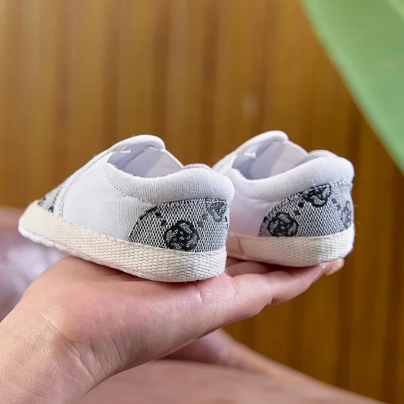 Cloth Shoes for Boys and Girls, Suitable for Spring, Autumn, and Summer, 0-1 Year Old, Soft-Soled, Fashionable, Casual Slip-On Walking Shoes, Suitable for Both Indoor and Outdoor Use