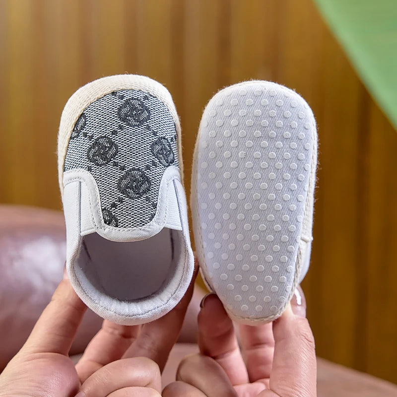 Cloth Shoes for Boys and Girls, Suitable for Spring, Autumn, and Summer, 0-1 Year Old, Soft-Soled, Fashionable, Casual Slip-On Walking Shoes, Suitable for Both Indoor and Outdoor Use
