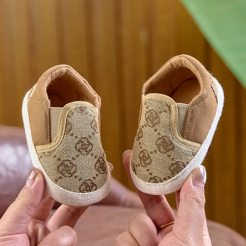Cloth Shoes for Boys and Girls, Suitable for Spring, Autumn, and Summer, 0-1 Year Old, Soft-Soled, Fashionable, Casual Slip-On Walking Shoes, Suitable for Both Indoor and Outdoor Use