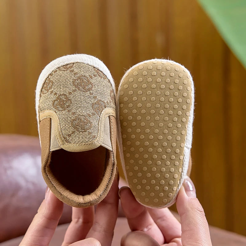 Cloth Shoes for Boys and Girls, Suitable for Spring, Autumn, and Summer, 0-1 Year Old, Soft-Soled, Fashionable, Casual Slip-On Walking Shoes, Suitable for Both Indoor and Outdoor Use