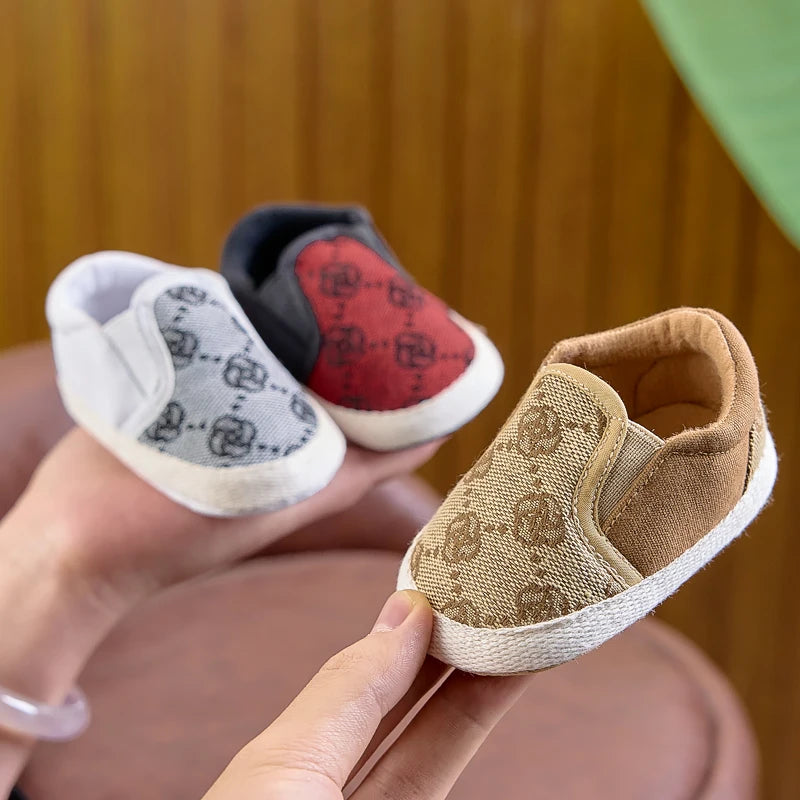 Cloth Shoes for Boys and Girls, Suitable for Spring, Autumn, and Summer, 0-1 Year Old, Soft-Soled, Fashionable, Casual Slip-On Walking Shoes, Suitable for Both Indoor and Outdoor Use