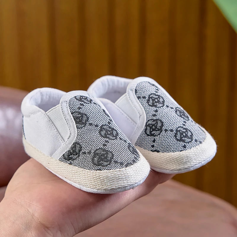 Cloth Shoes for Boys and Girls, Suitable for Spring, Autumn, and Summer, 0-1 Year Old, Soft-Soled, Fashionable, Casual Slip-On Walking Shoes, Suitable for Both Indoor and Outdoor Use
